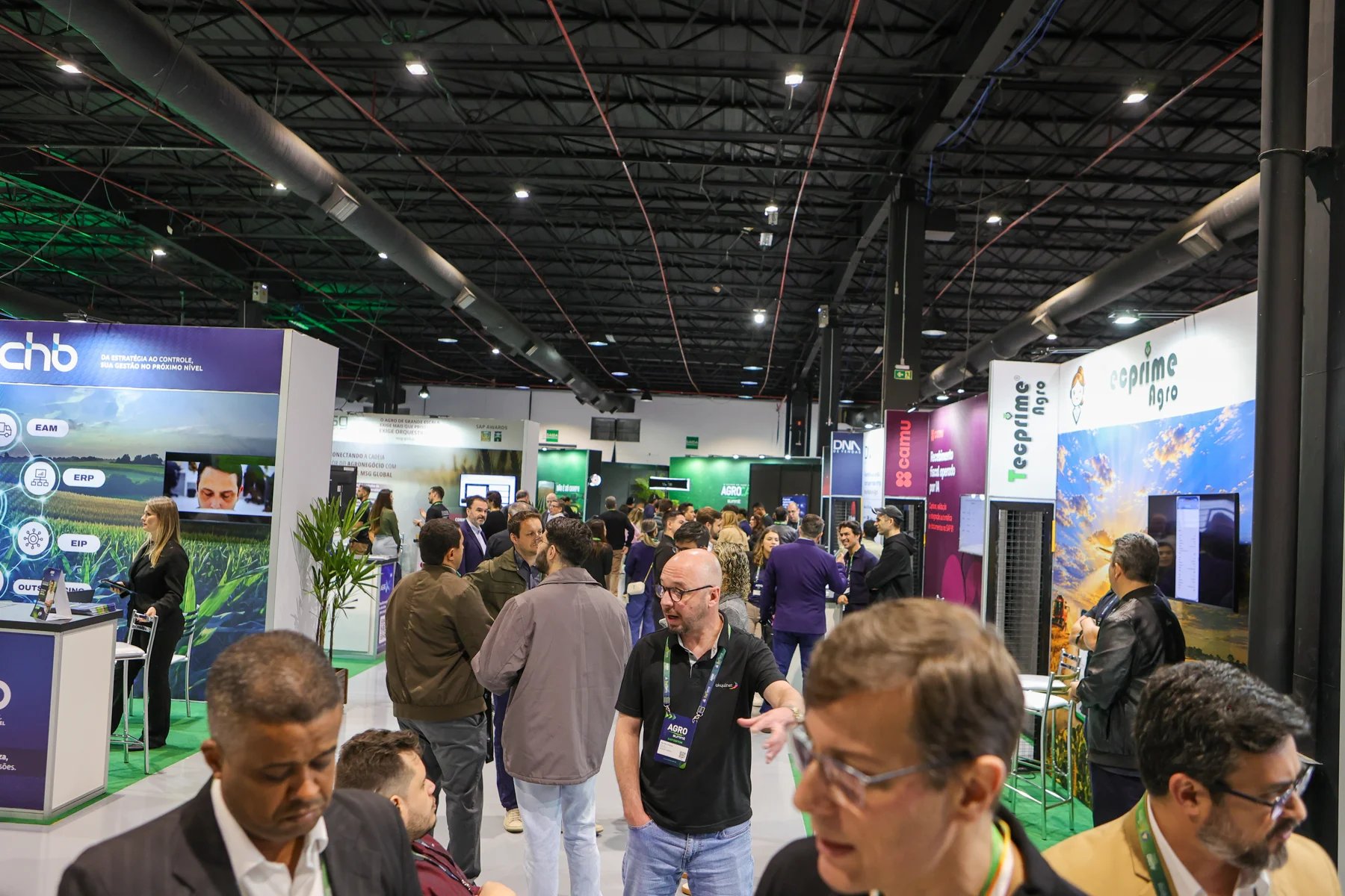 Profissionais em conversa na área de exposição do Agro Summit