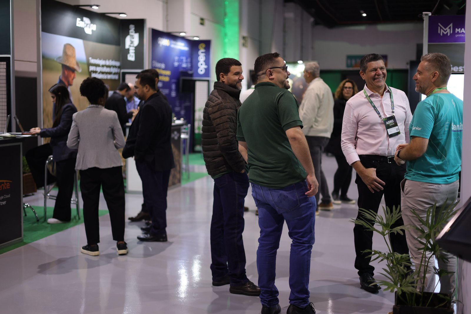 Profissionais em conversa na área de exposição do Agro Summit